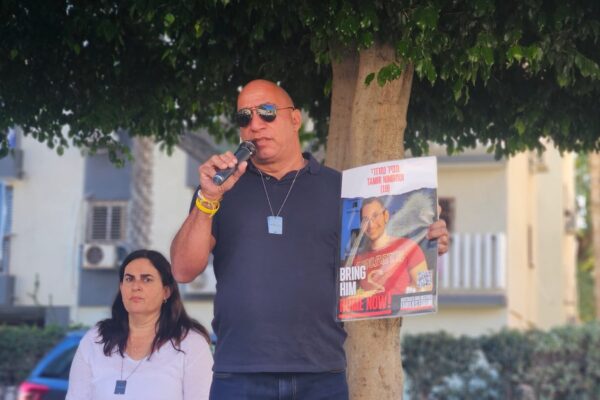 אלון אבא של תמיר נמרודי, במשמרת 101 בגבעת שמואל (צילום: משמרת 101)