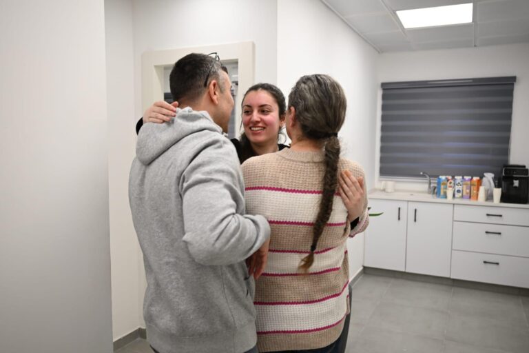 קרינה ארייב במפגש ראשון עם הוריה לאחר שחרורה מהשבי (צילום: דובר צה"ל)