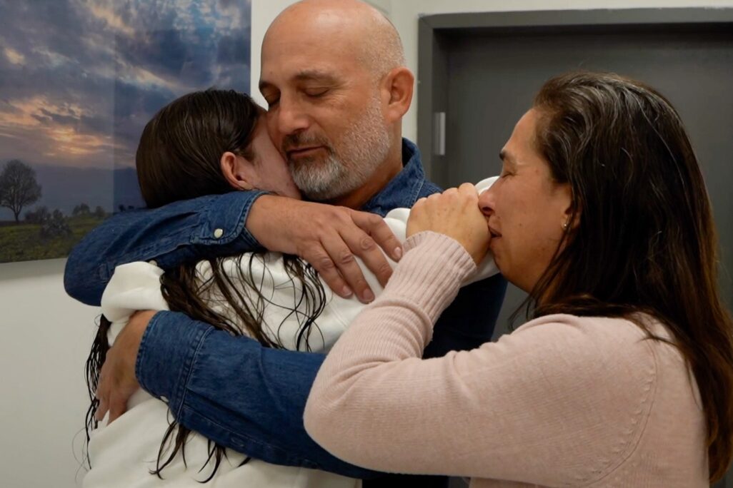 נעמה לוי במפגש ראשון עם הוריה לאחר שחרורה מהשבי (צילום: דובר צה"ל)