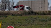 המכשול שהוצב בתחנת הרכבת בשדרות (צילום: מתן נעים)