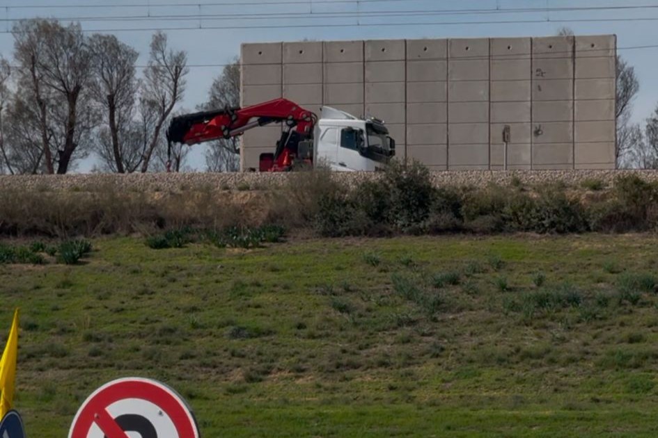 המכשול שהוצב בתחנת הרכבת בשדרות (צילום: מתן נעים) המכשול שהוצב בתחנת הרכבת בשדרות (צילום: מתן נעים)