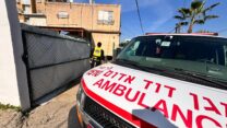 הזירה שבה הותקפה האישה למותה עם פטיש בקריית אתא (צילום: מד"א)