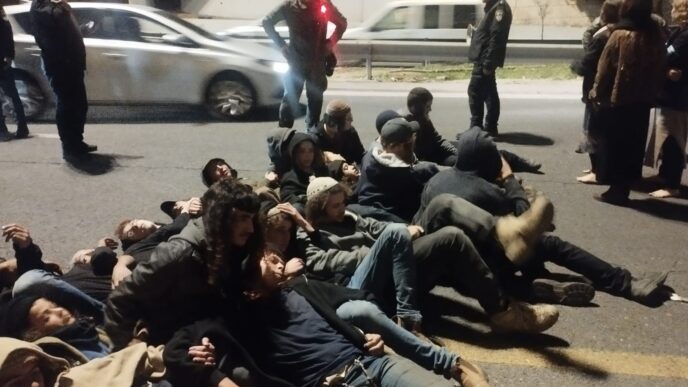 נגד עסקה: מפגינים חוסמים את כביש בגין לכיוון דרום ירושלים (צילום: יובל לקח)