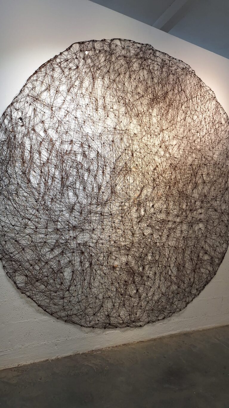 דנה הראל, סבך, 2019-2018. חוטי ברזל ומסמרים