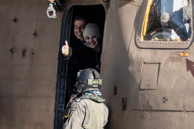 דניאלה גלבוע ואביה רן בדלת המסוק שהטיס אותה לבית החולים בילינסון, לאחר שחרורה מהשבי (צילום: REUTERS/Yael Guisky Abas)