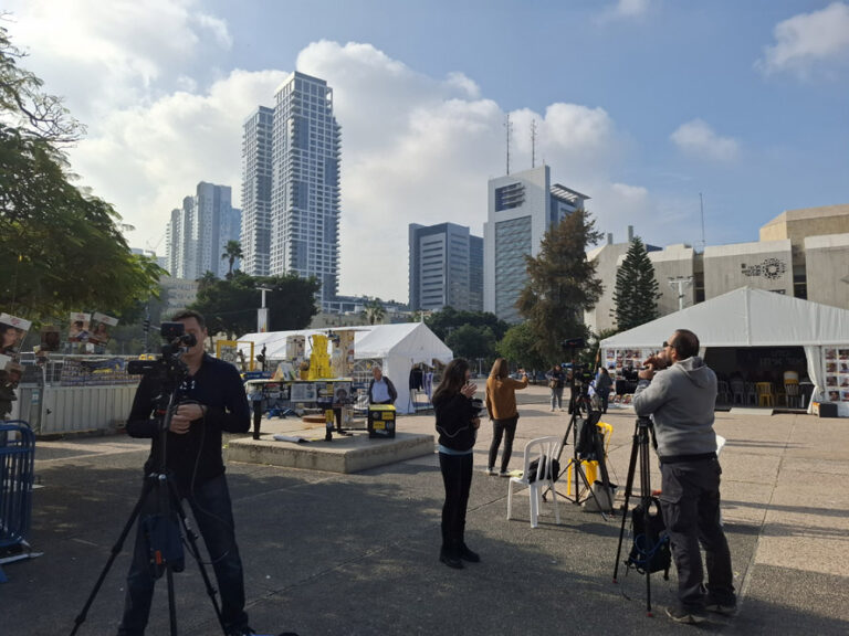 צוותי חדשות זרים בכיכר החטופים (צילום: הדס יום טוב)