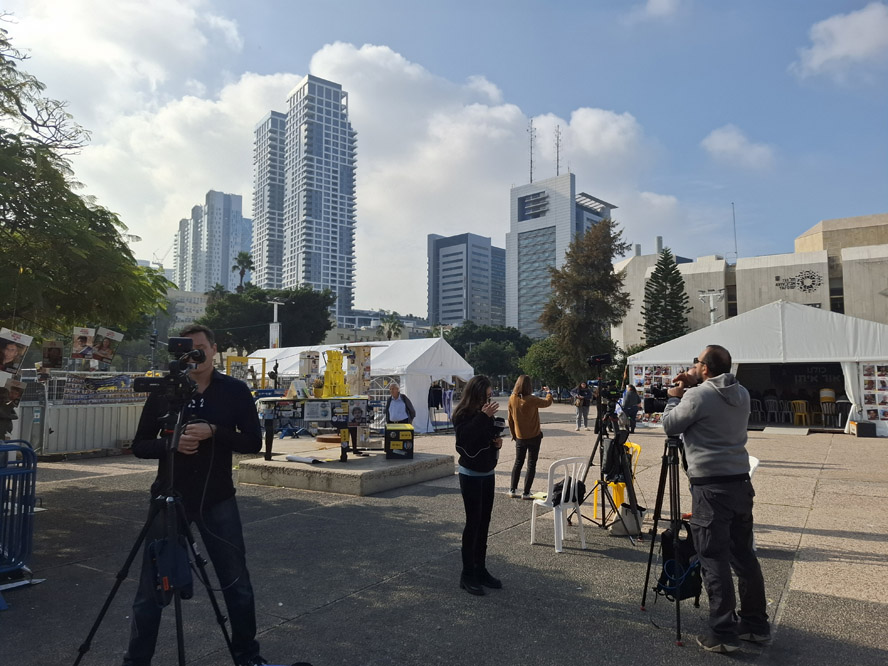 צוותי חדשות זרים בכיכר החטופים (צילום: הדס יום טוב)