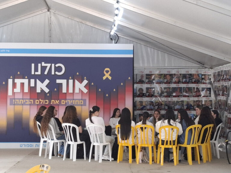 תלמידי חטיבת ביניים עוברים הדרכה בכיכר (צילום: הדס יום טוב)