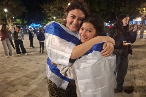 מרב שפירו (מימין) ואמילי בטומן בחגיגות לרגל חזרת החטופות ברעננה. אמילי: "אני כל כך שמחה שאני פה בארץ כדי לראות את זה, אני מרגישה היום הכי ישראלית שיש" (צילום: הדס יום טוב)