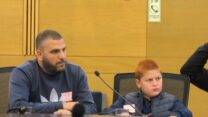 בני משפחתו של זיאד אבו מוך, מנהל בתי ספר שנרצח (צילום: יניב שרון)