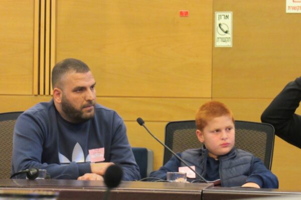 בני משפחתו של זיאד אבו מוך, מנהל בתי ספר שנרצח (צילום: יניב שרון)