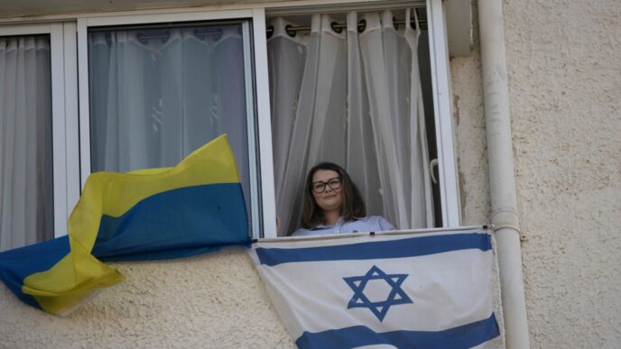 טטאינה פרימה, נמלטה מהמלחמה במריופול באוקראינה, מחוץ לדירתה באשקלון (צילום: AP Photo/Maya Alleruzzo)