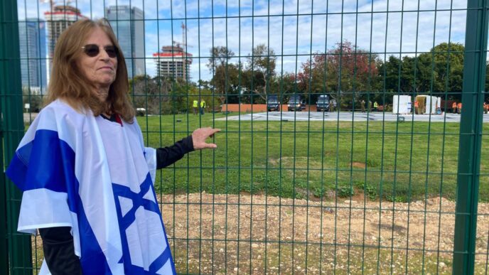 תמי גונן, אימו של סמ"ר אביב גונן שנפל באסון המסוקים, במתחם בבילנסון (צילום: יהל פרג')