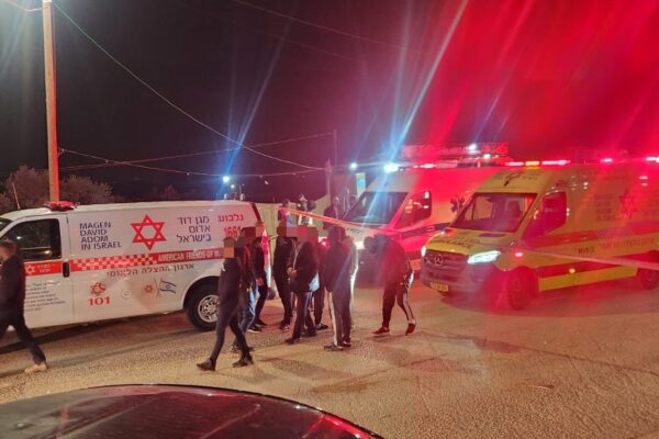 זירת הירי באום אל פאחם (צילום: מד"א)