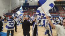חגיגות לרגל חזרת החטופות בפתח תקווה, מקום מגוריה של דניאלה גלבוע (צילום: ניצן צבי כהן)