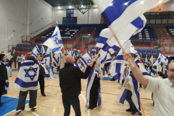 חגיגות לרגל חזרת החטופות בפתח תקווה, מקום מגוריה של דניאלה גלבוע (צילום: ניצן צבי כהן)