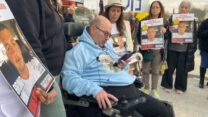 טל קופרשטיין, אביו של החטוף בר קופרשטיין שנחטף ממסיבת הנובה, בהפגנה מול משרד ראש הממשלה (צילום: יהל פרג')