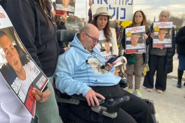 טל קופרשטיין, אביו של החטוף בר קופרשטיין שנחטף ממסיבת הנובה, בהפגנה מול משרד ראש הממשלה (צילום: יהל פרג')