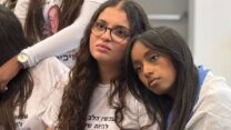 חברותיה של אגם ברגר צופות ברגע שחרורה מהשבי (צילום: ללא)