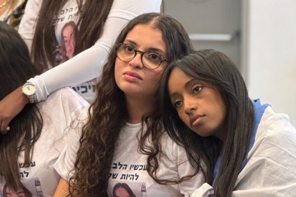 חברותיה של אגם ברגר צופות ברגע שחרורה מהשבי (צילום: ללא)