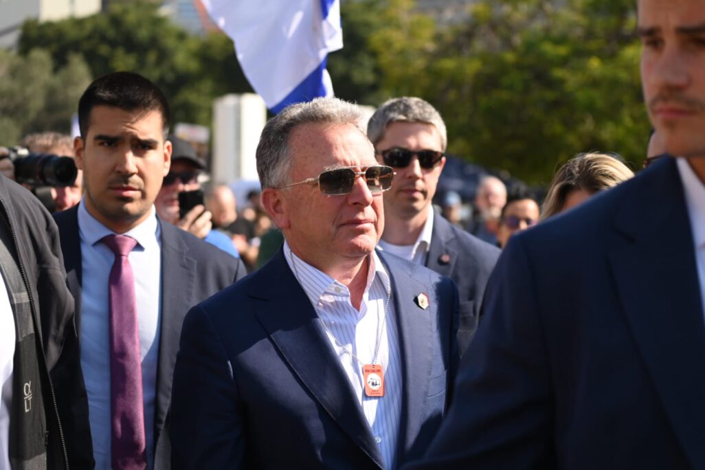 סטיב וויטקוף, שליחו של טראמפ למזרח התיכון, בכיכר החטופים בת"א (צילום: אור גואטה) סטיב וויטקוף, שליחו של טראמפ למזרח התיכון, בכיכר החטופים בת"א (צילום: אור גואטה)