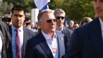 סטיב וויטקוף, שליחו של טראמפ למזרח התיכון, בכיכר החטופים בת"א (צילום: אור גואטה)
