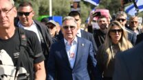 סטיב וויטקוף, שליחו של טראמפ למזרח התיכון, בכיכר החטופים בת"א (צילום: אור גואטה)