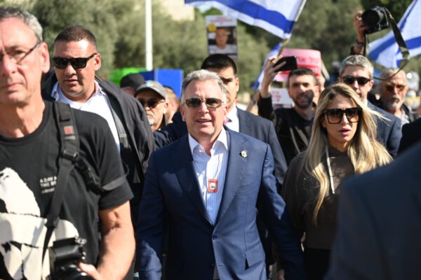 סטיב וויטקוף, שליחו של טראמפ למזרח התיכון, בכיכר החטופים בת"א (צילום: אור גואטה)
