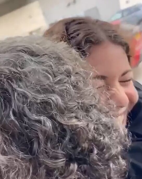 אביבה סיגל והבשורה על שחרורו של בעלה קית' סיגל מהשבי (צילום: רשתות)
