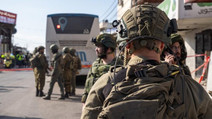כוחות צה"ל בזירת הפיגוע סמוך לאל פונדוק (צילום: דובר צה"ל)
