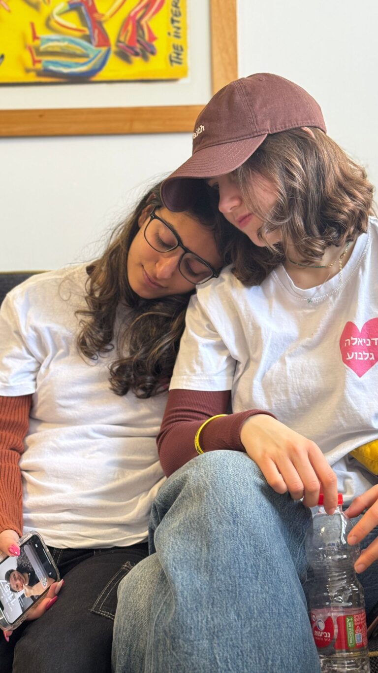 חברותיה של דניאלה גלבוע צופות בשחרורה מהשבי (צילום: הדס יום טוב)