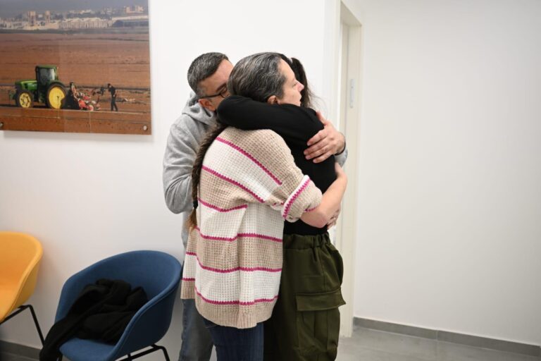 קרינה ארייב במפגש ראשון עם הוריה לאחר שחרורה מהשבי (צילום: דובר צה"ל)