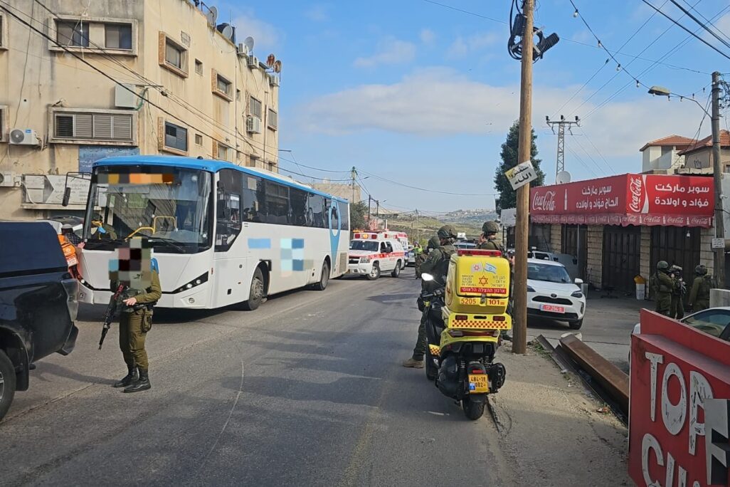 זירת הפיגוע סמוך לקדומים (צילום: מד"א) זירת הפיגוע סמוך לקדומים (צילום: מד"א)