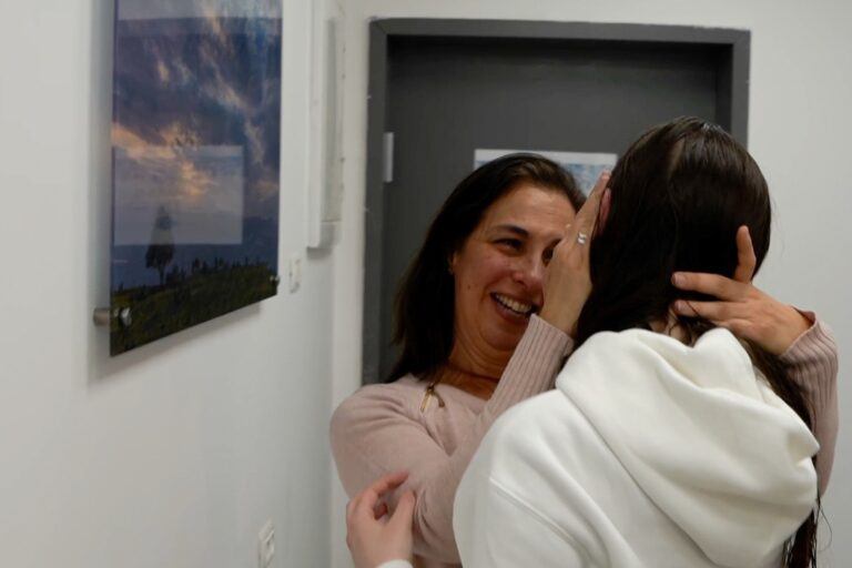 נעמה לוי במפגש ראשון עם הוריה לאחר שחרורה מהשבי (צילום: דובר צה"ל)