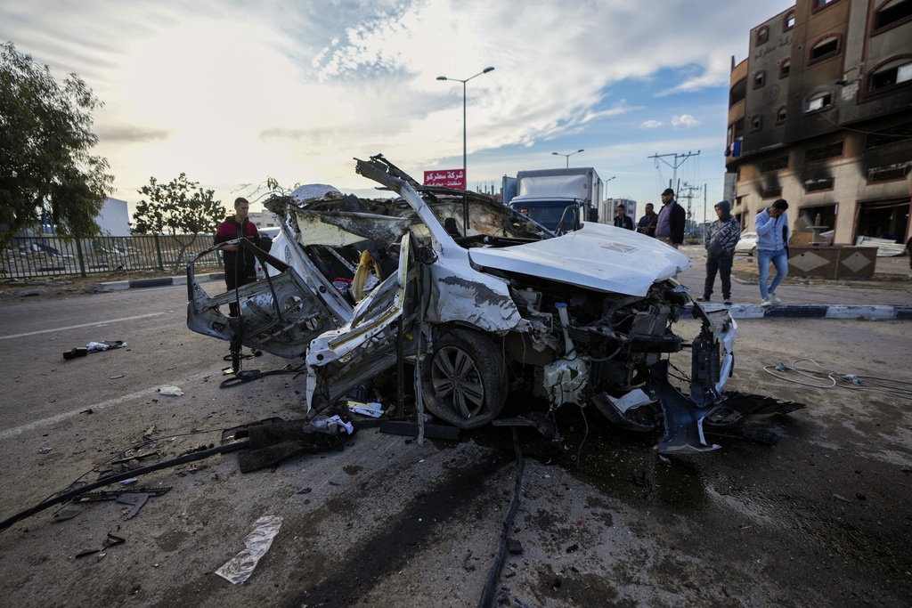 מכונית שהופצצה בחאן יונס, 4 בינואר 2025 (צילום: AP) מכונית שהופצצה בחאן יונס, 4 בינואר 2025 (צילום: AP)