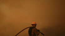לוחם אש בפליסיידס (צילום: AP Photo/Eric Thayer)