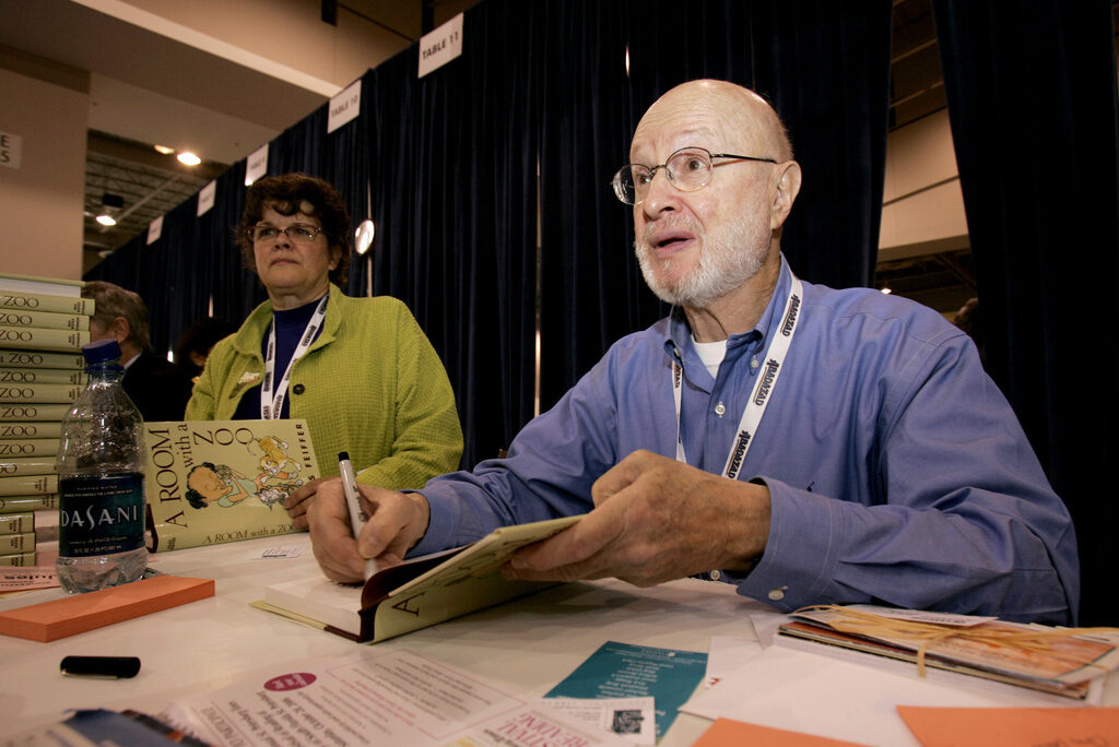 ג'ולס פייפר בחתימה על ספרו, 2015 (צילום: AP Photo/Caleb Jones, File)