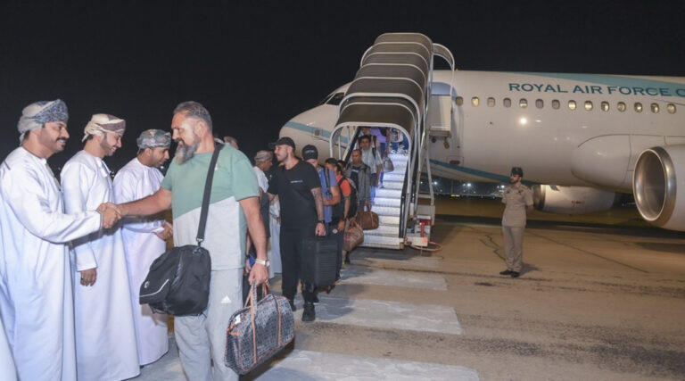 צוות הגלקסי לידר נוחת בעומאן לאחר שנה בשבי החות'ים (צילום: AP, סוכנות הידיעות העומאנית)