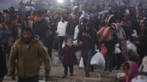 עקורים פלסטינים בדרך לחזור לבתיהם (צילום: AP Photo/Jehad Alshrafi)