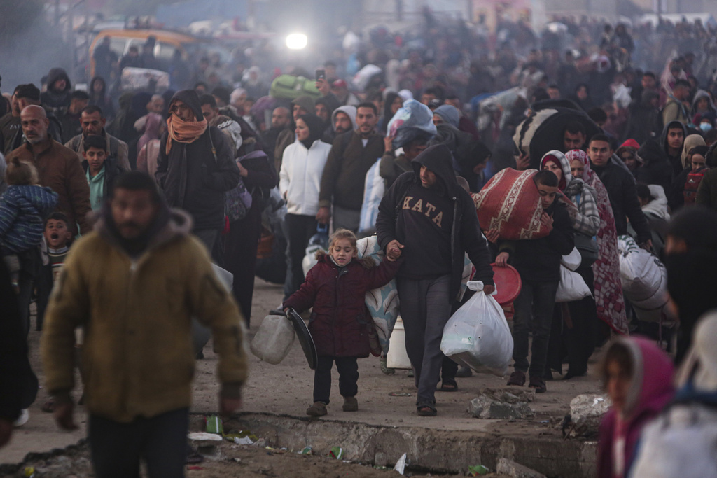 עקורים פלסטינים בדרך לחזור לבתיהם (צילום: AP Photo/Jehad Alshrafi)