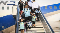 עולים נוחתים בארץ. המצולמים לא קשורים לכתבה (צילום ארכיון: פלאש90)