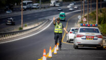שוטר תנועה במחלף עין חמד בכביש 1 (צילום ארכיון: חיים גולדברג / פלאש 90)