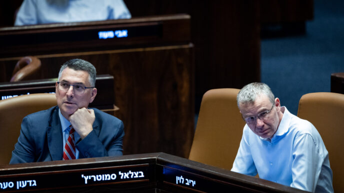 שר המשפטים יריב לוין (מימין) ושר החוץ גדעון סער במליאת הכנסת (צילום: יונתן זינדל/ פלאש 90)