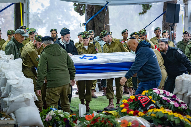 הלווייתו של סמל אוריאל פרץ, שנפל בקרב בצפון רצועת עזה (צילום: נעם ריבקין-פנטון,פלאש90) הלווייתו של סמל אוריאל פרץ, שנפל בקרב בצפון רצועת עזה (צילום: נעם ריבקין-פנטון,פלאש90)