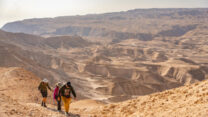 מטיילים במצוקי דרגות ליד ים המלח (צילום: יניב נדב/פלאש90)