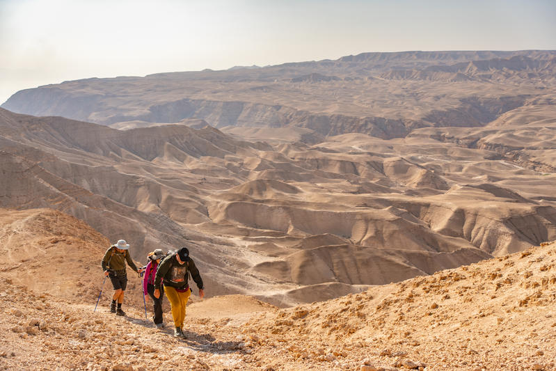 מטיילים במצוקי דרגות ליד ים המלח (צילום: יניב נדב/פלאש90) מטיילים במצוקי דרגות ליד ים המלח (צילום: יניב נדב/פלאש90)