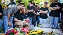 בני משפחה וחברים בהלוויית חלל צה"ל יהב הדר (צילום: פלאש90)