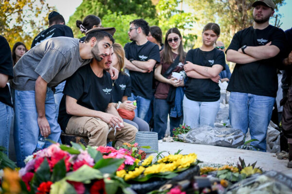 בני משפחה וחברים בהלוויית חלל צה"ל יהב הדר (צילום: פלאש90)