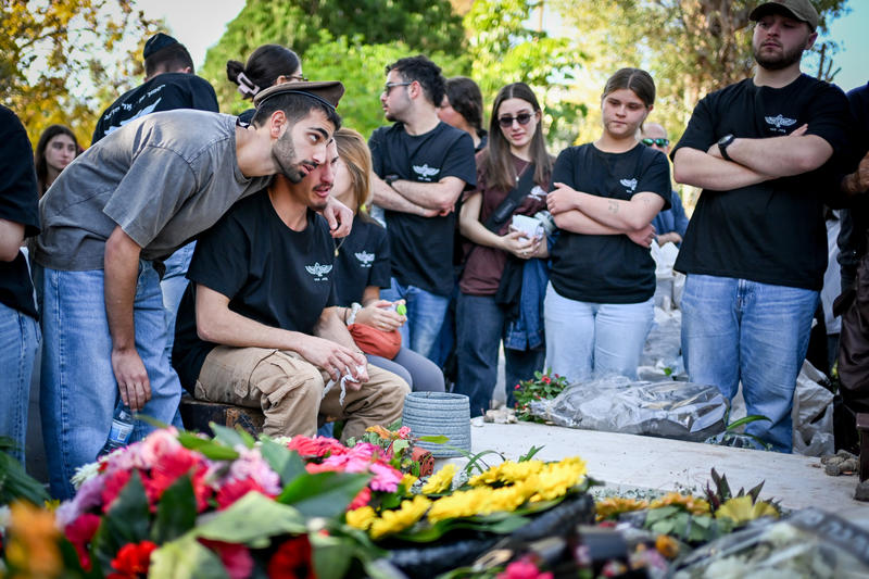 בני משפחה וחברים בהלוויית חלל צה"ל יהב הדר (צילום: פלאש90) בני משפחה וחברים בהלוויית חלל צה"ל יהב הדר (צילום: פלאש90)