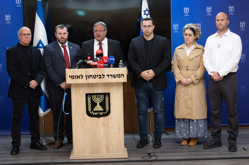 חברי סיעת עוצמה יהודית במסיבת עיתונאים, מימין: יצחק קרויזר, לימור סון הר מלך, יצחק וסרלאוף, איתמר בן גביר, עמיחי אליהו וצביקה פוגל (צילום: יונתן זינדל/פלאש90) חברי סיעת עוצמה יהודית במסיבת עיתונאים, מימין: יצחק קרויזר, לימור סון הר מלך, יצחק וסרלאוף, איתמר בן גביר, עמיחי אליהו וצביקה פוגל (צילום: יונתן זינדל/פלאש90)